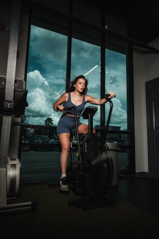Crosstrainer: cardio workout en spieren trainen