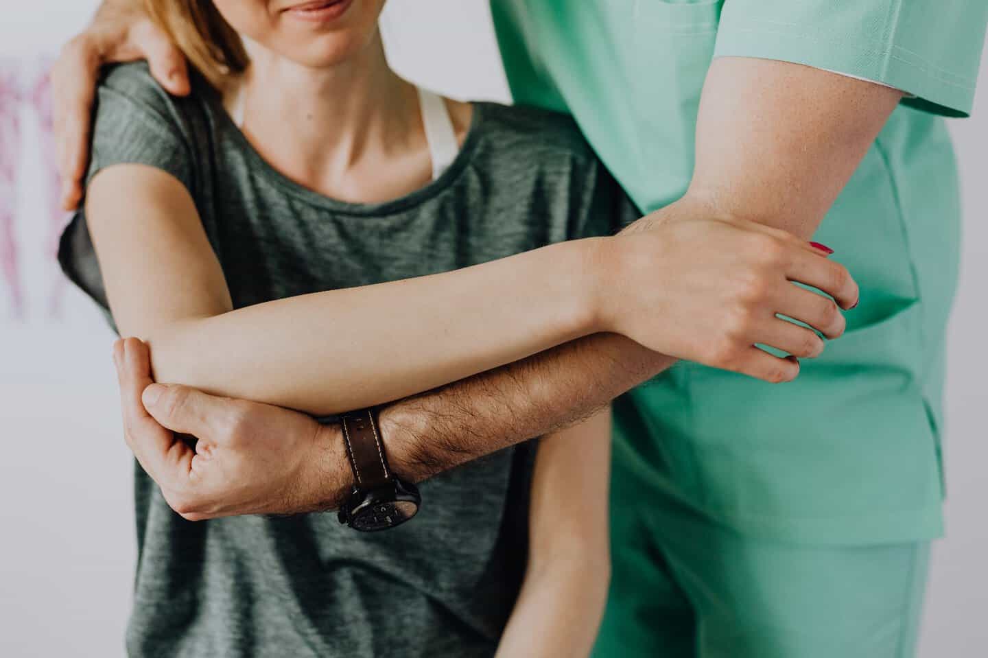 De elleboogbrace en schouderbrace in fitness en blesures